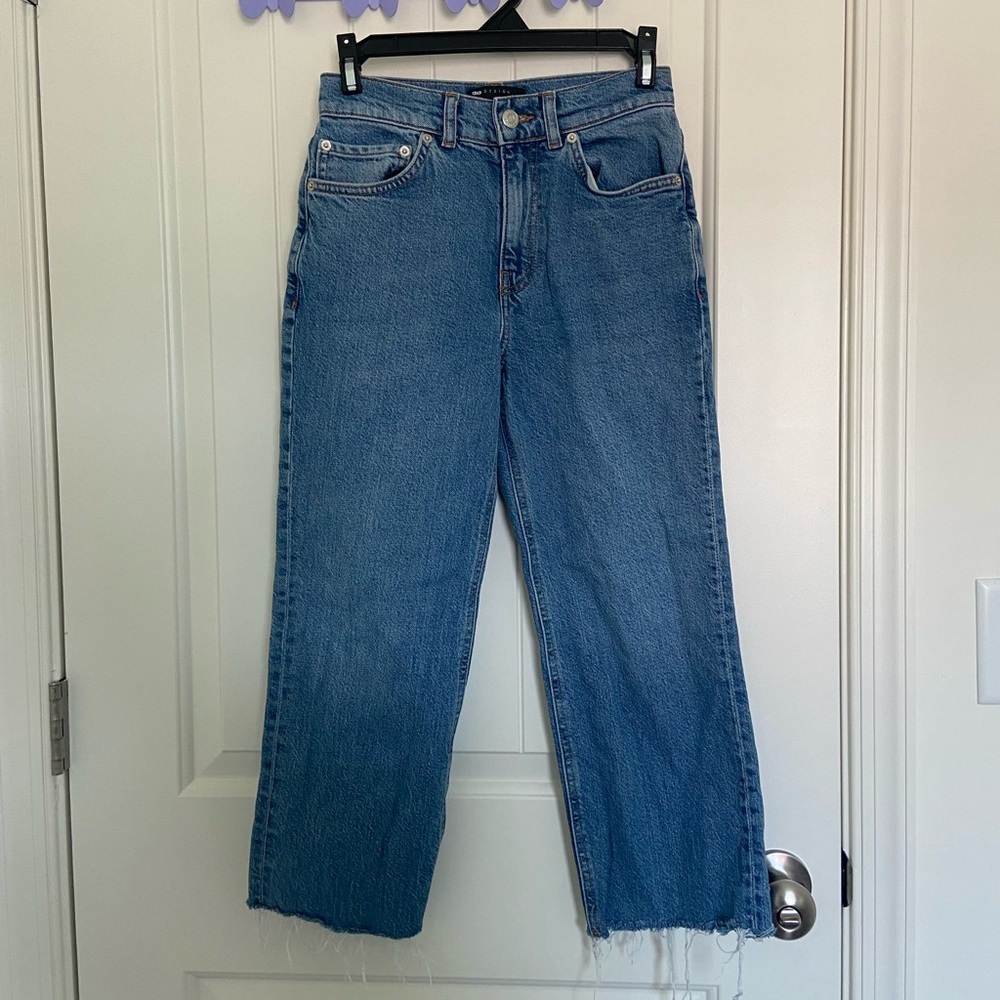 EUC | ASOS Design women’s distressed‎ hem jeans — size 26